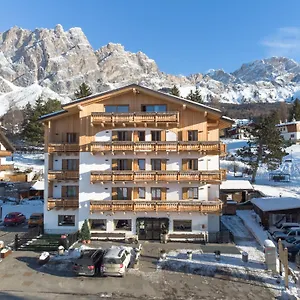 https://hotel-myriam-cortina-dampezzo.hotelinveneto.com
